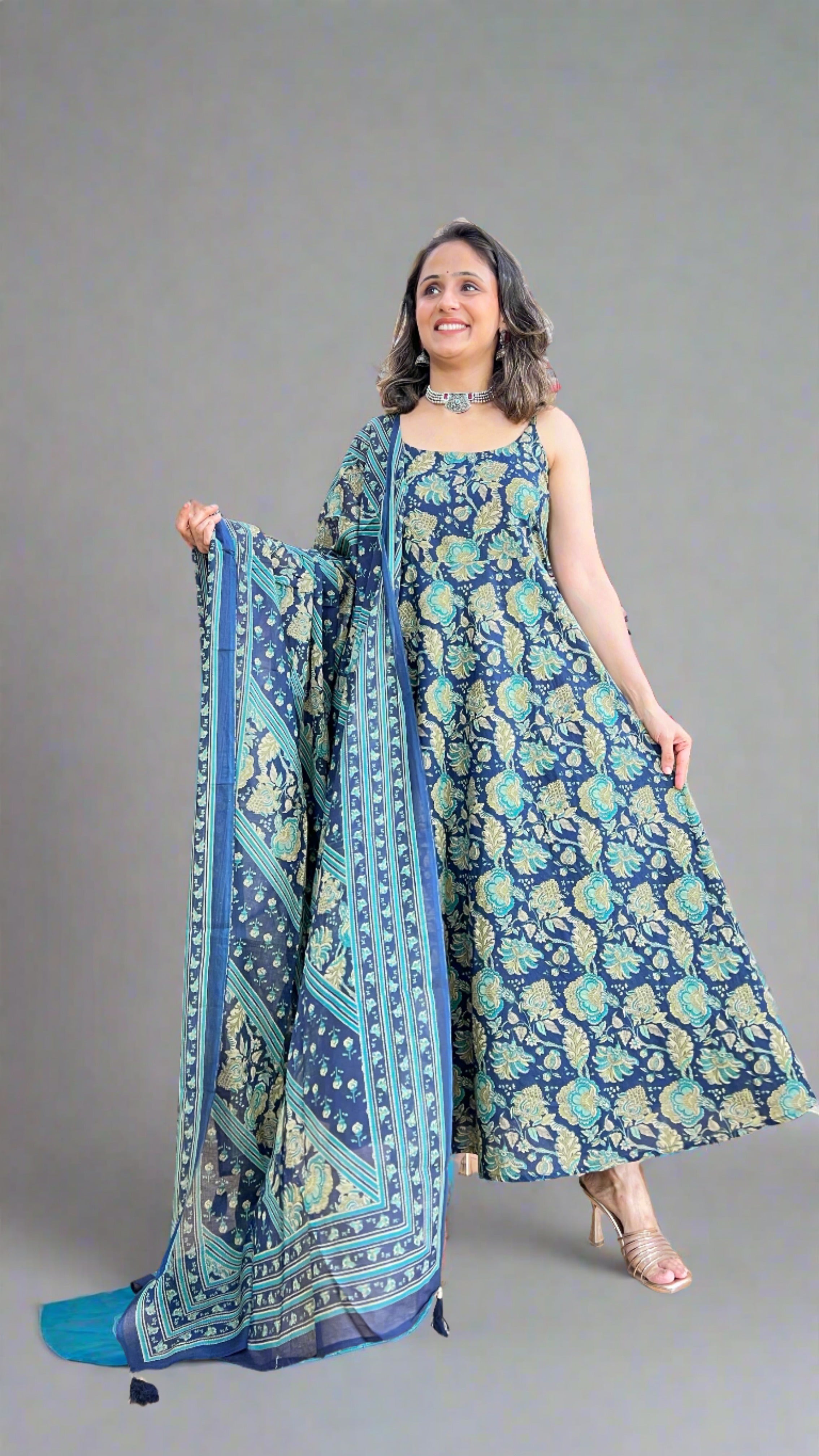 A line printed suit ( sleeves less )