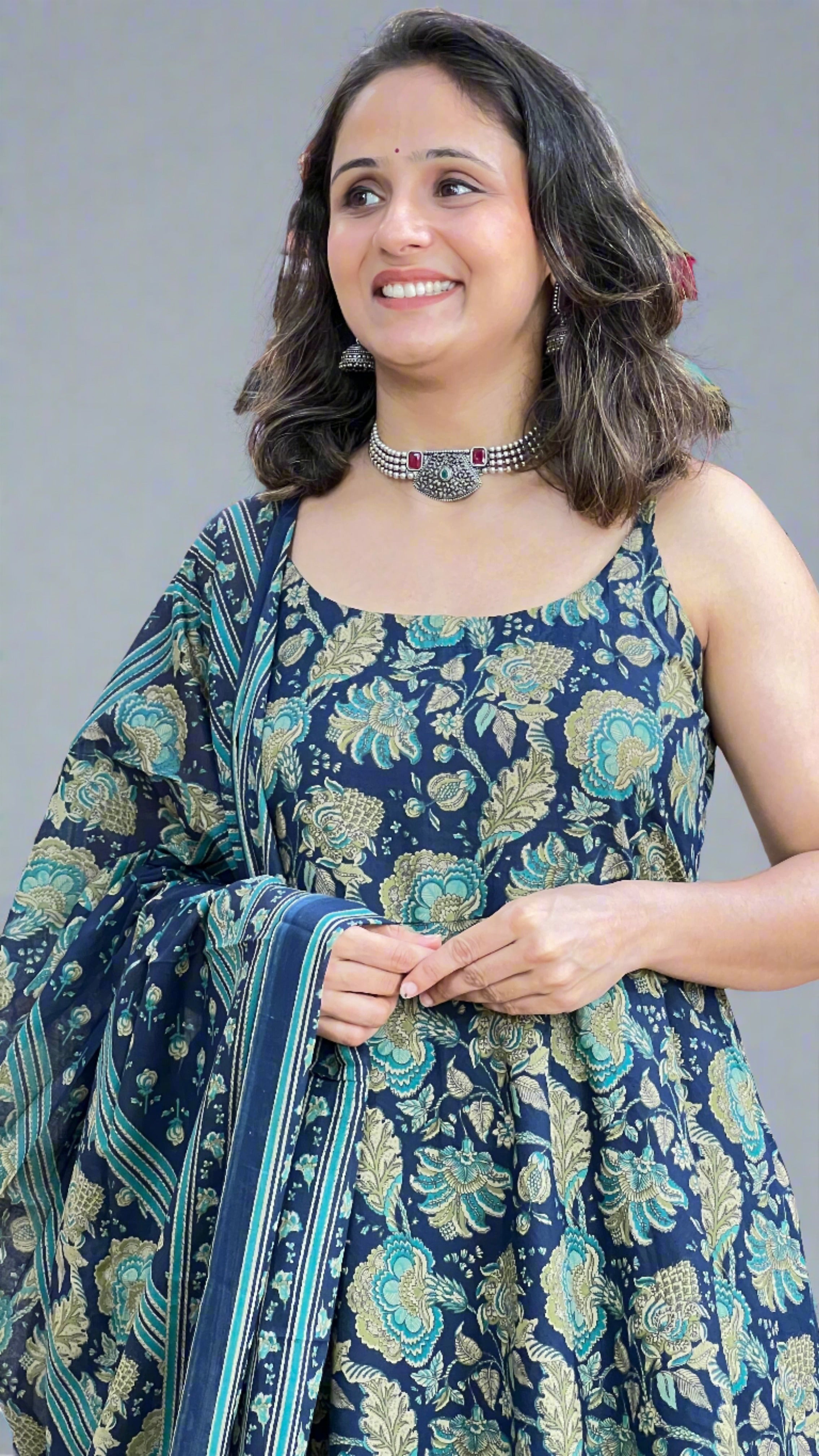 A line printed suit ( sleeves less )