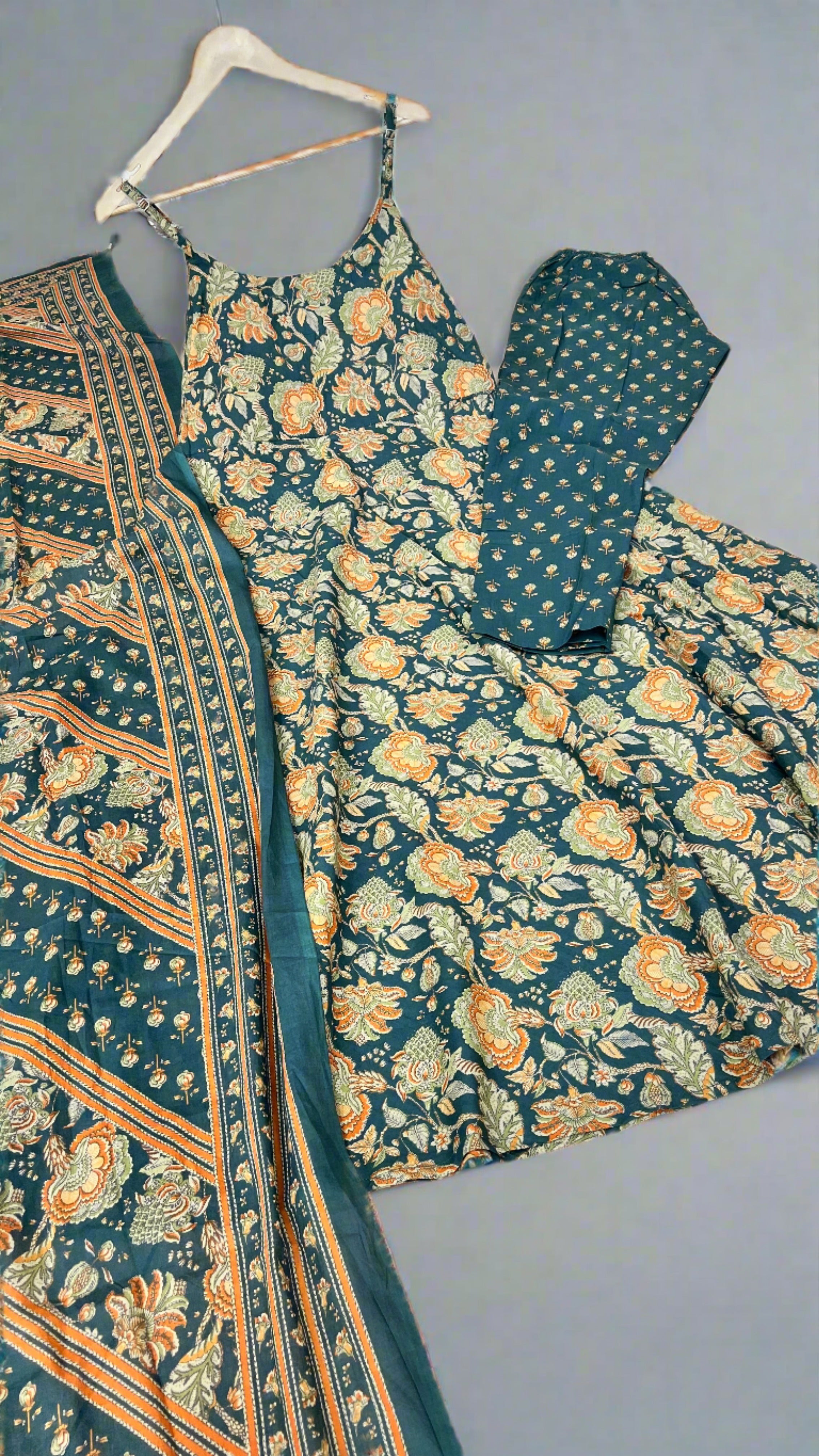 A line printed suit ( sleeves less )