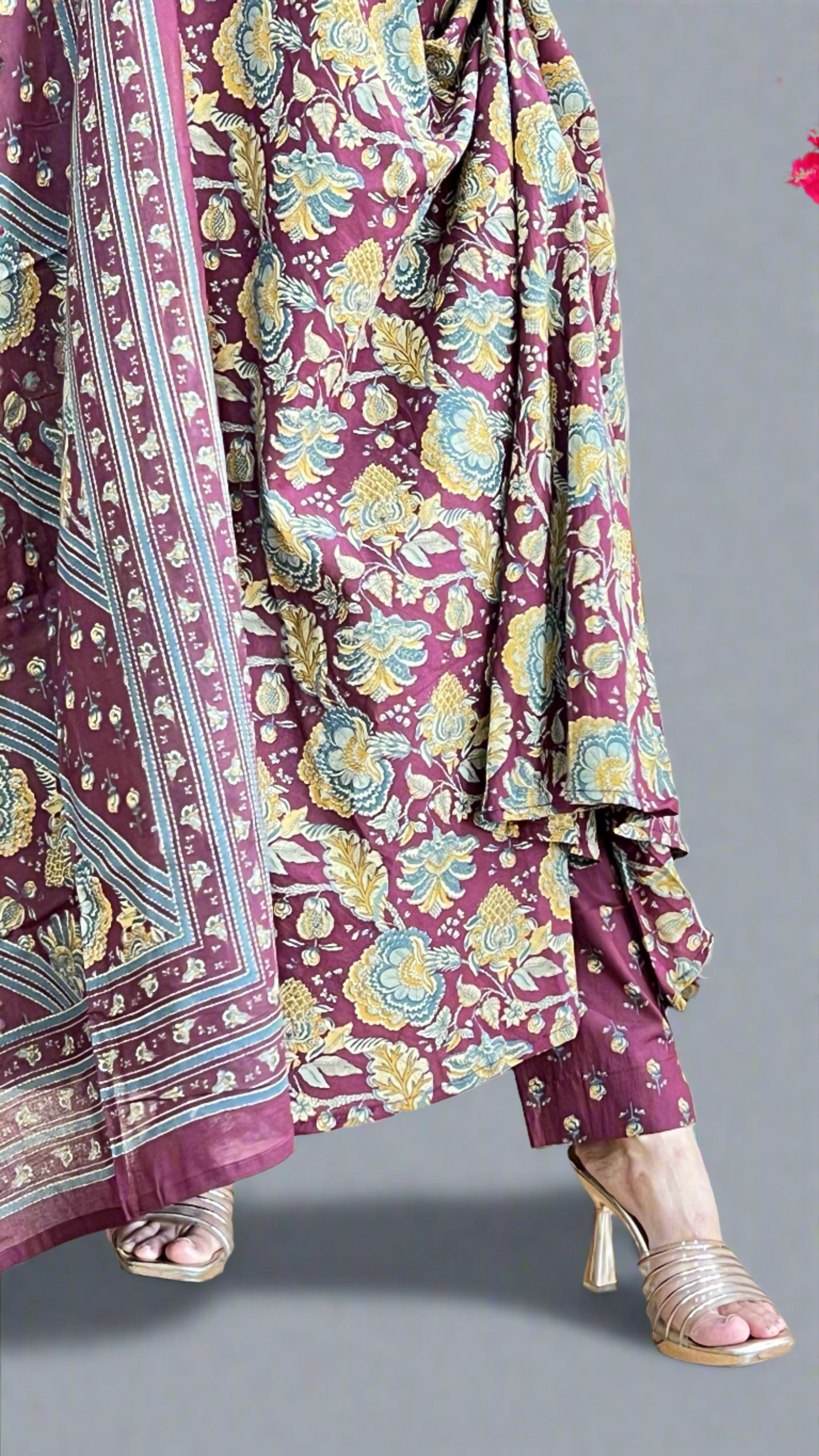 A line printed suit ( sleeves less )