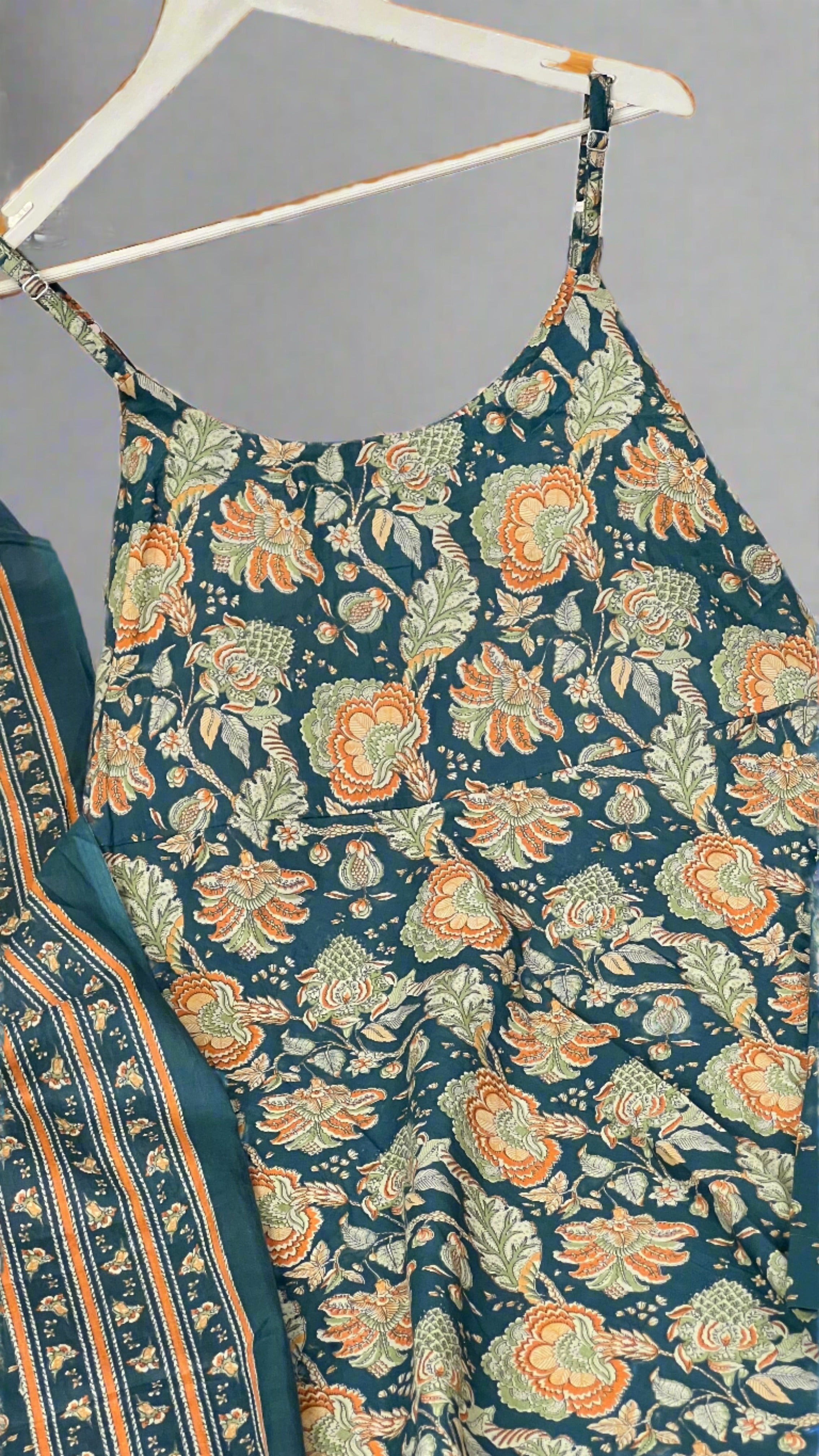 A line printed suit ( sleeves less )