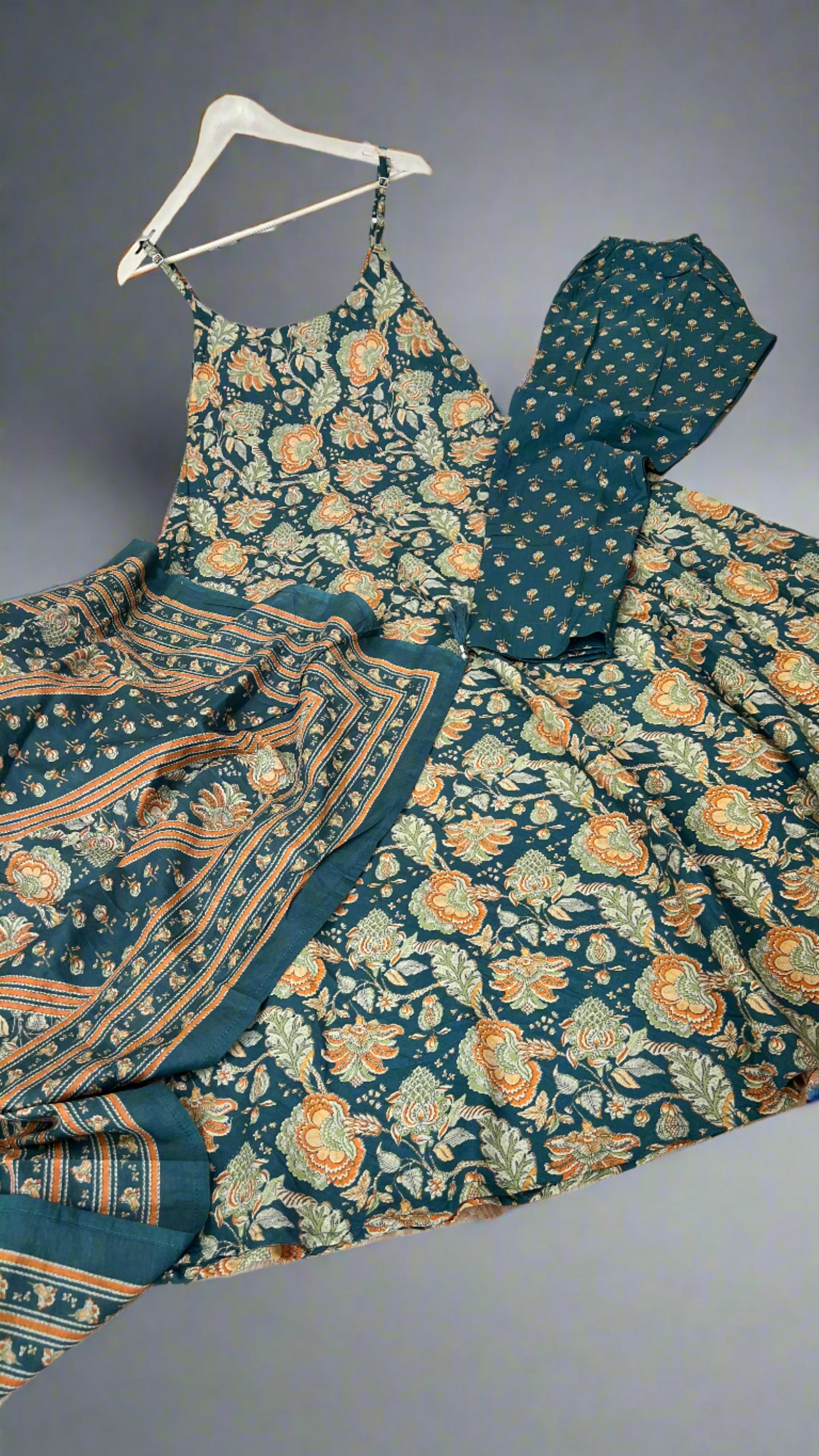 A line printed suit ( sleeves less )