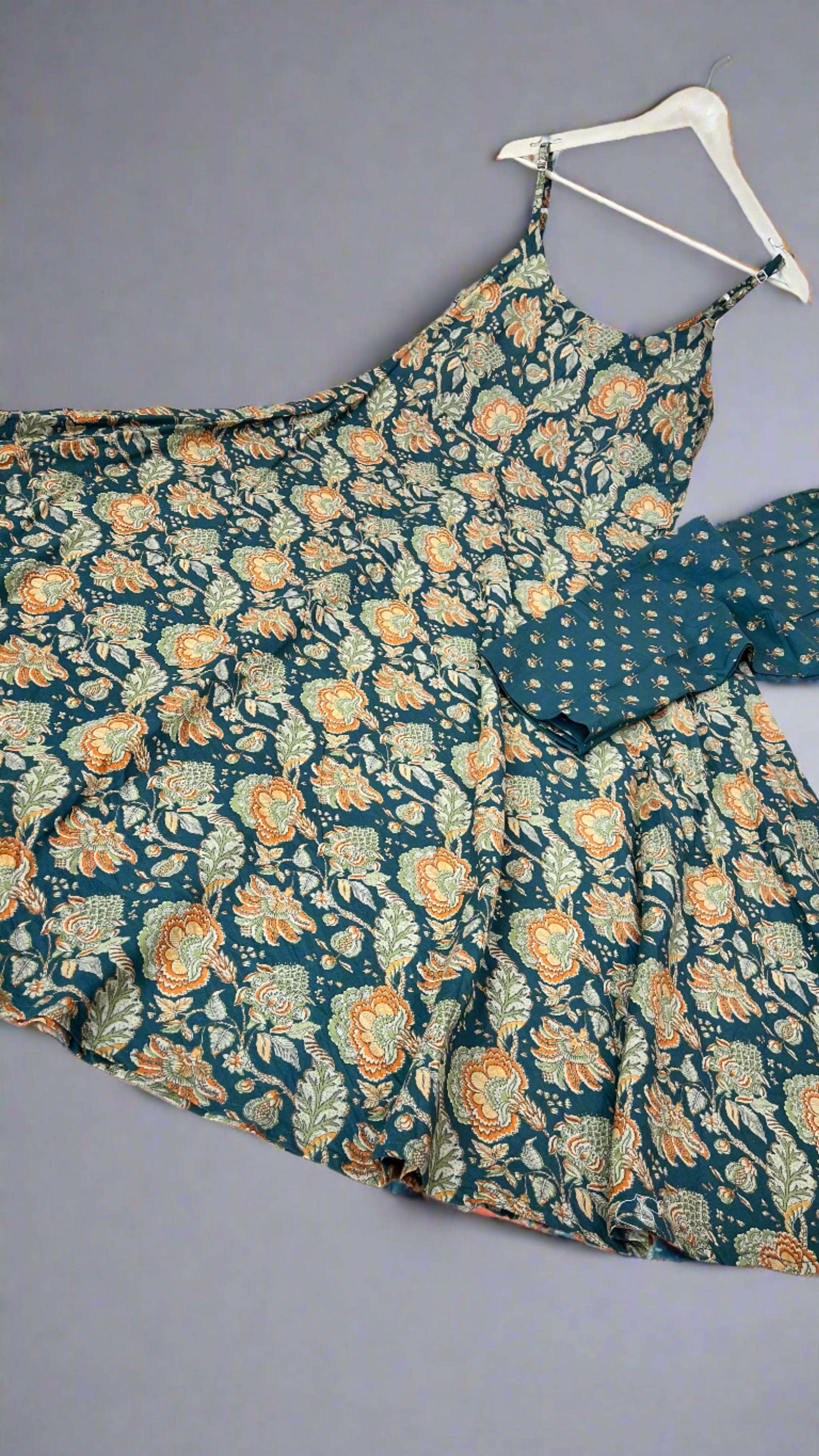 A line printed suit ( sleeves less )