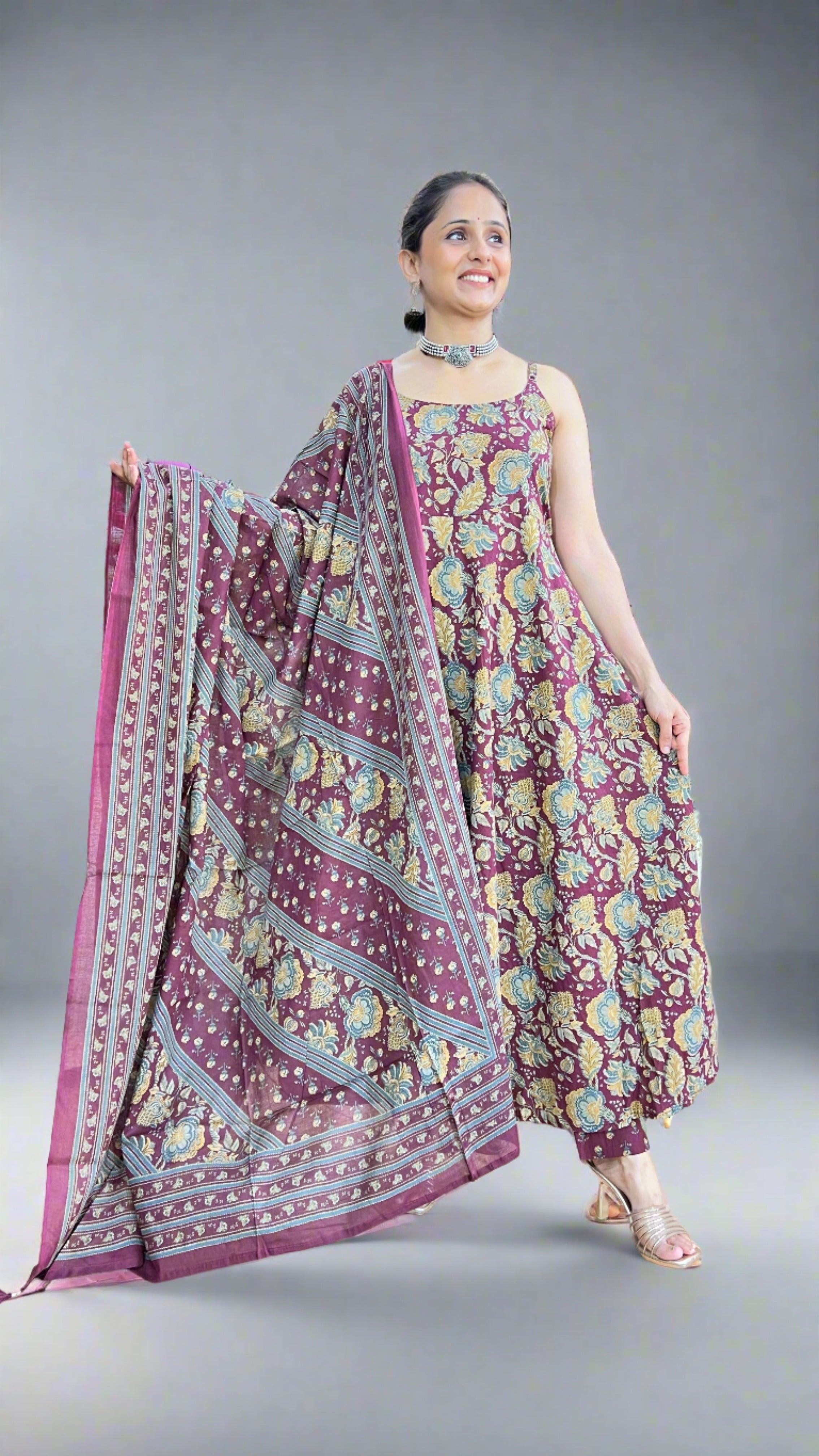 A line printed suit ( sleeves less )