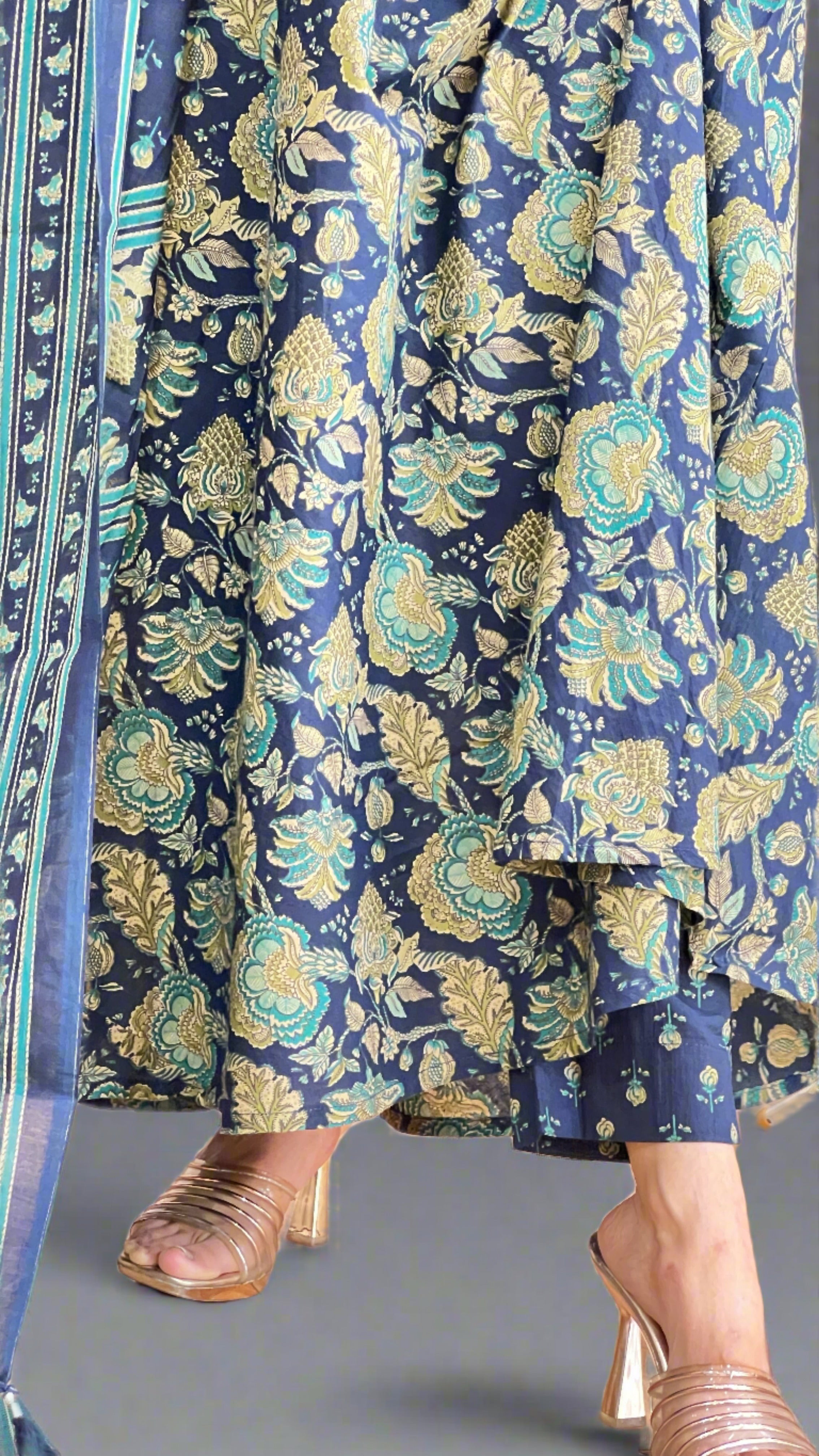 A line printed suit ( sleeves less )
