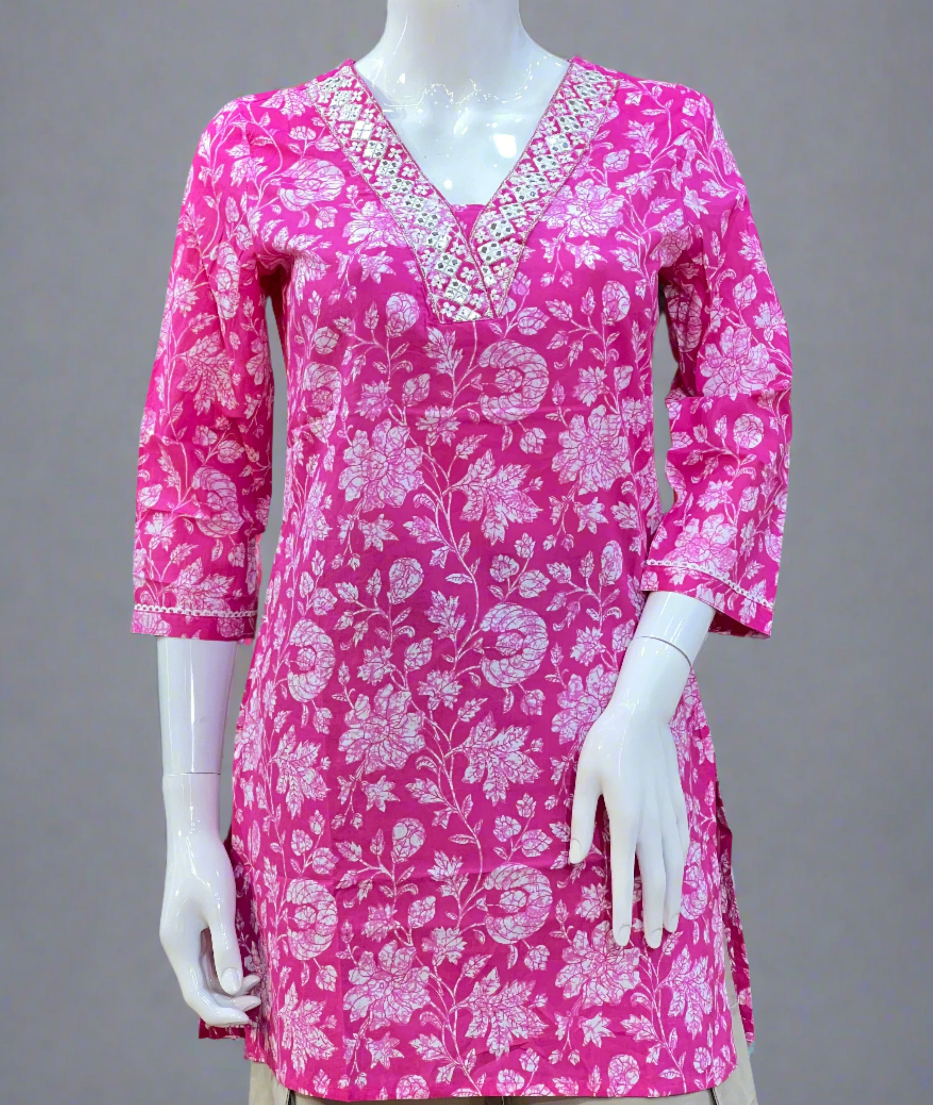 Aadita v neck short kurta