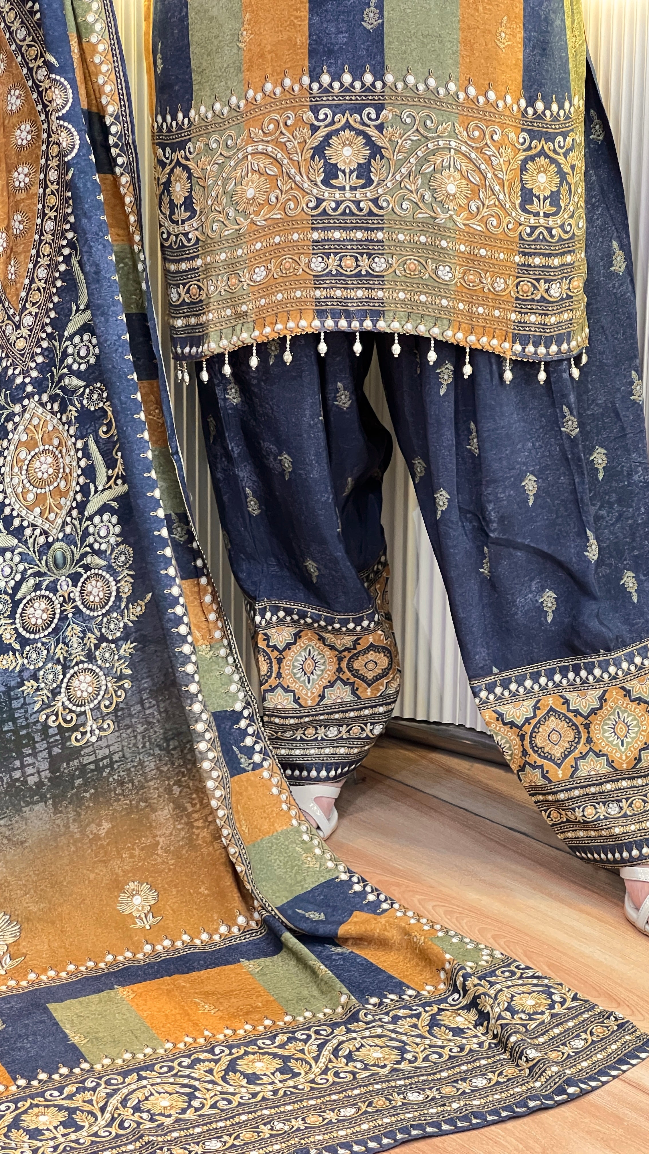 Pure crape designer farshi suit ( ym 65267 )