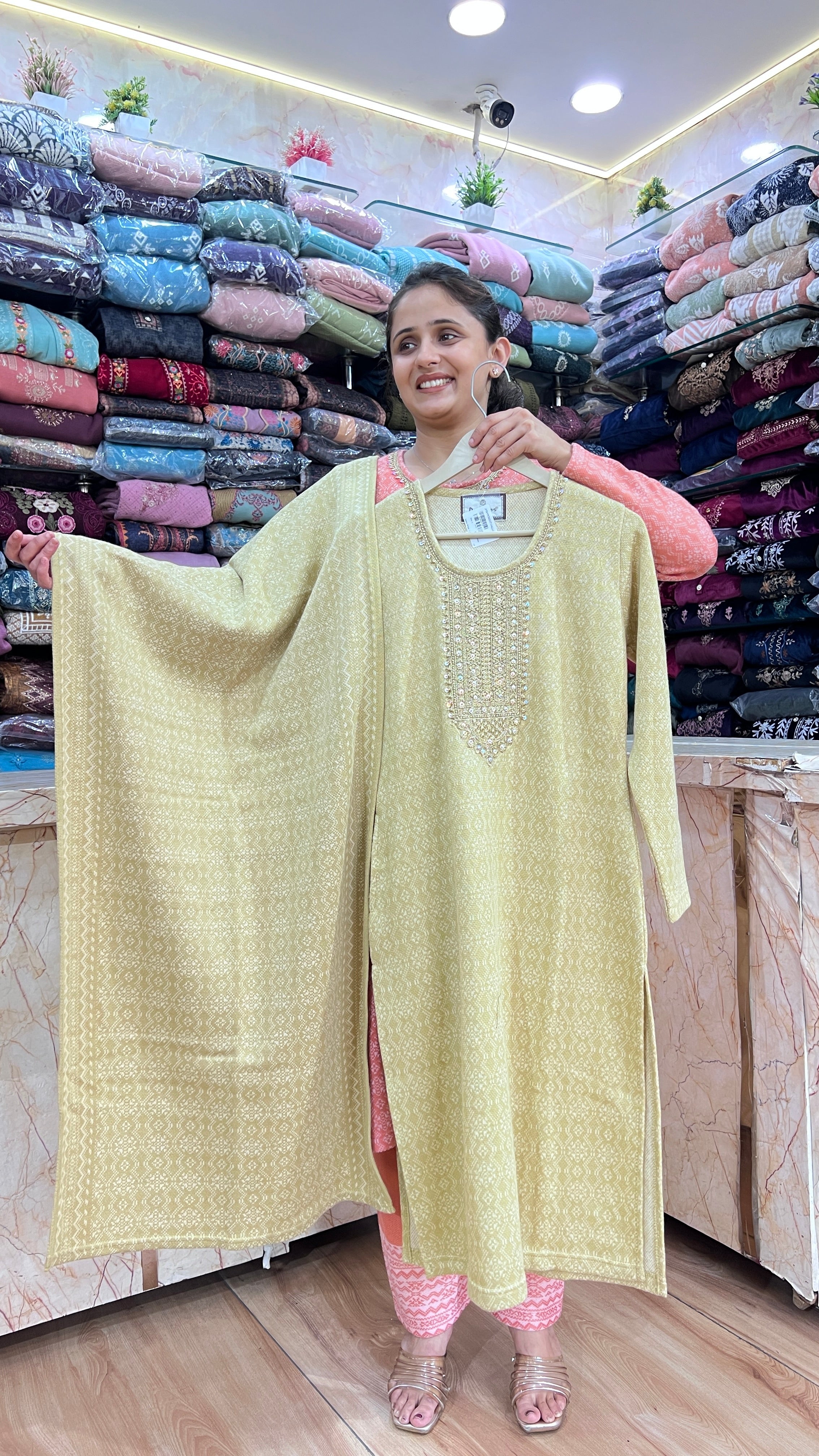 Knitted wool embroidered suit