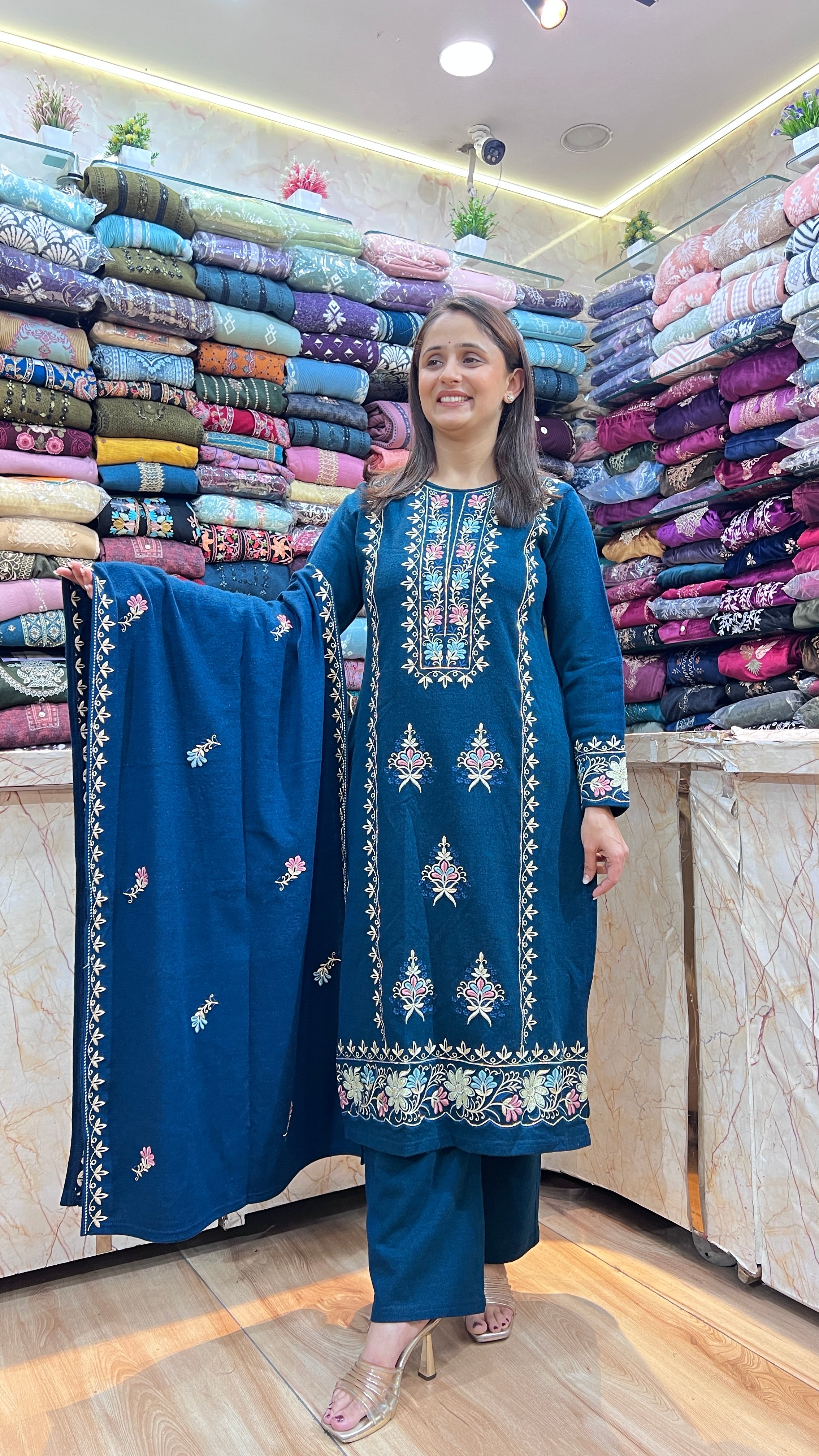 Embroidered daffodil wool suit (4413)