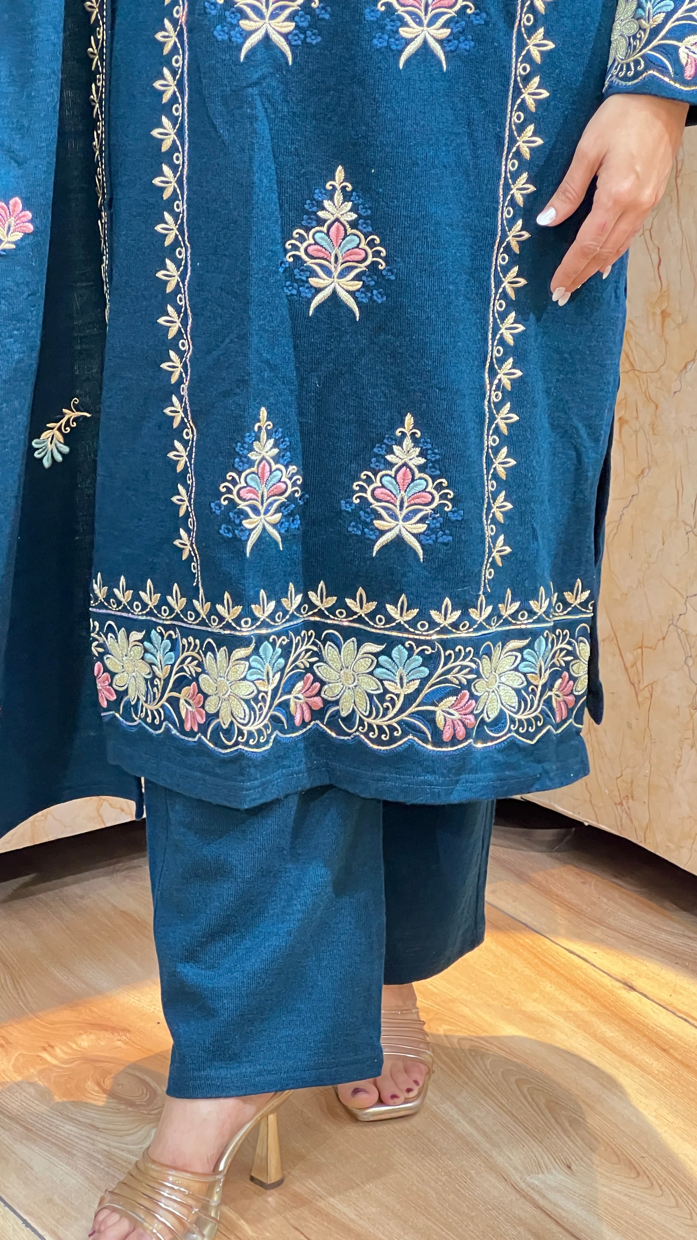 Embroidered daffodil wool suit (4413)