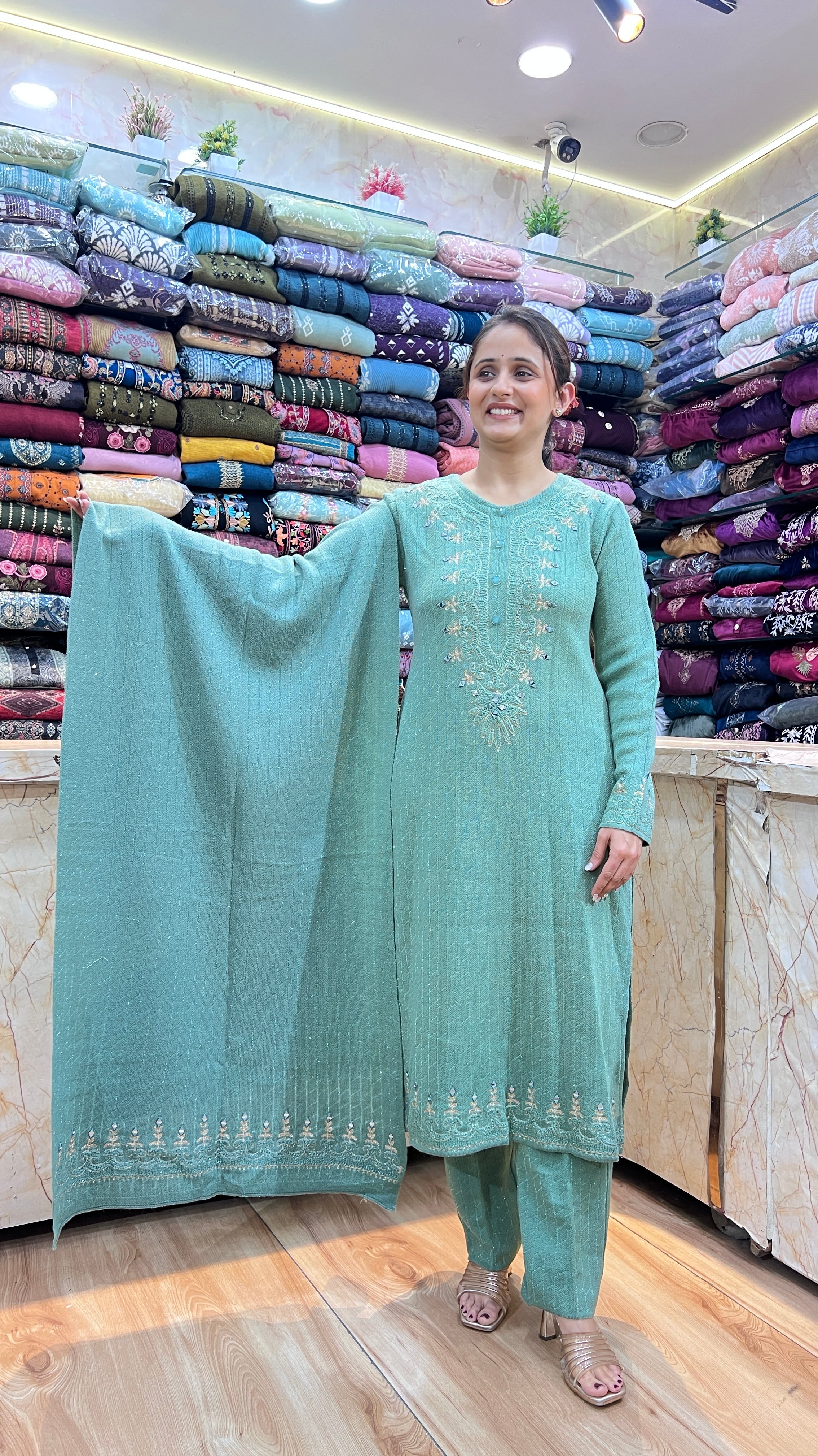 Embroidered daffodil wool suit (4001)