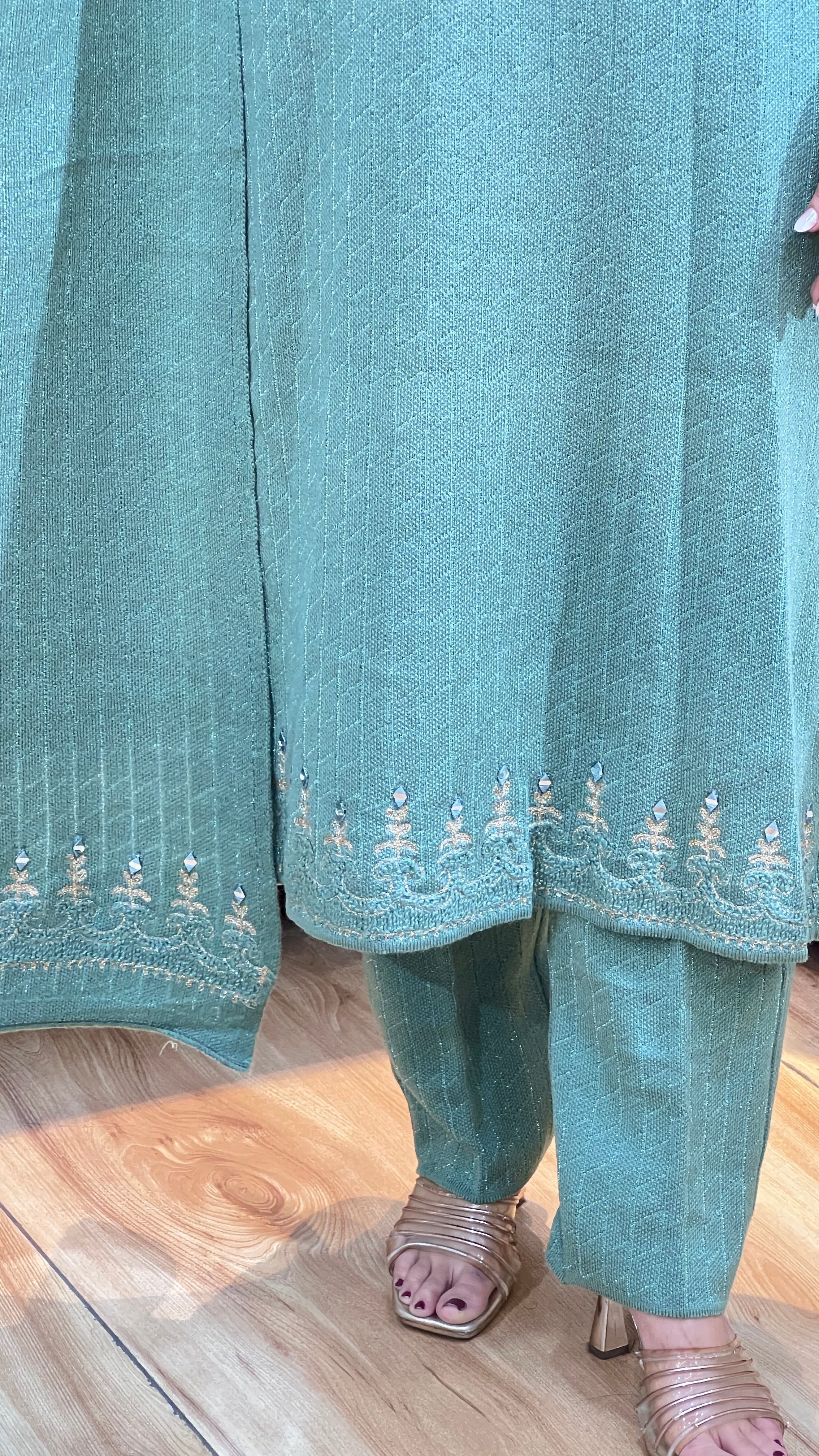 Embroidered daffodil wool suit (4001)