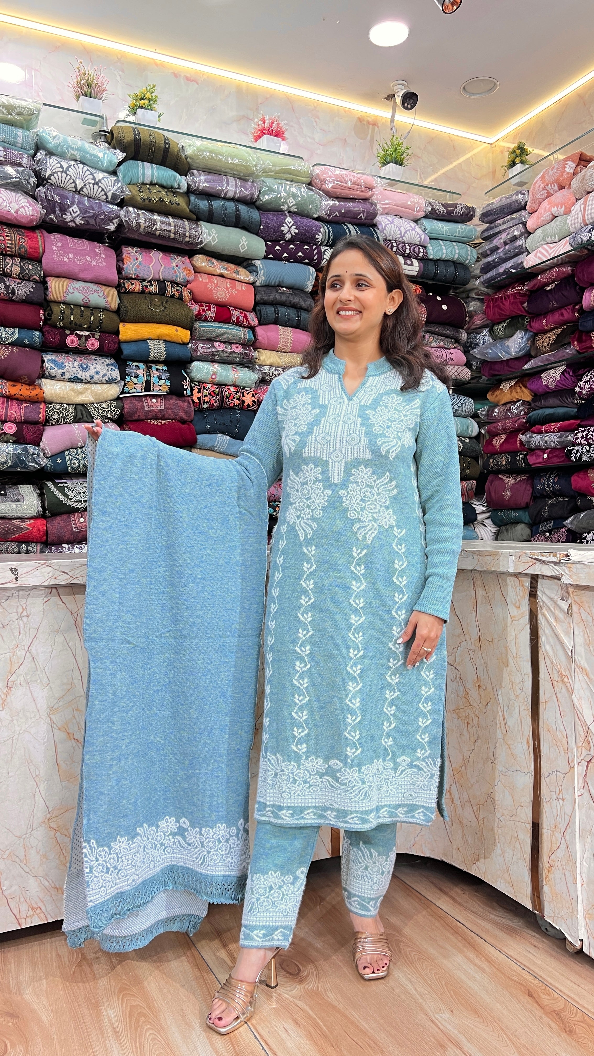 Woolen suit with stole (dc 267)