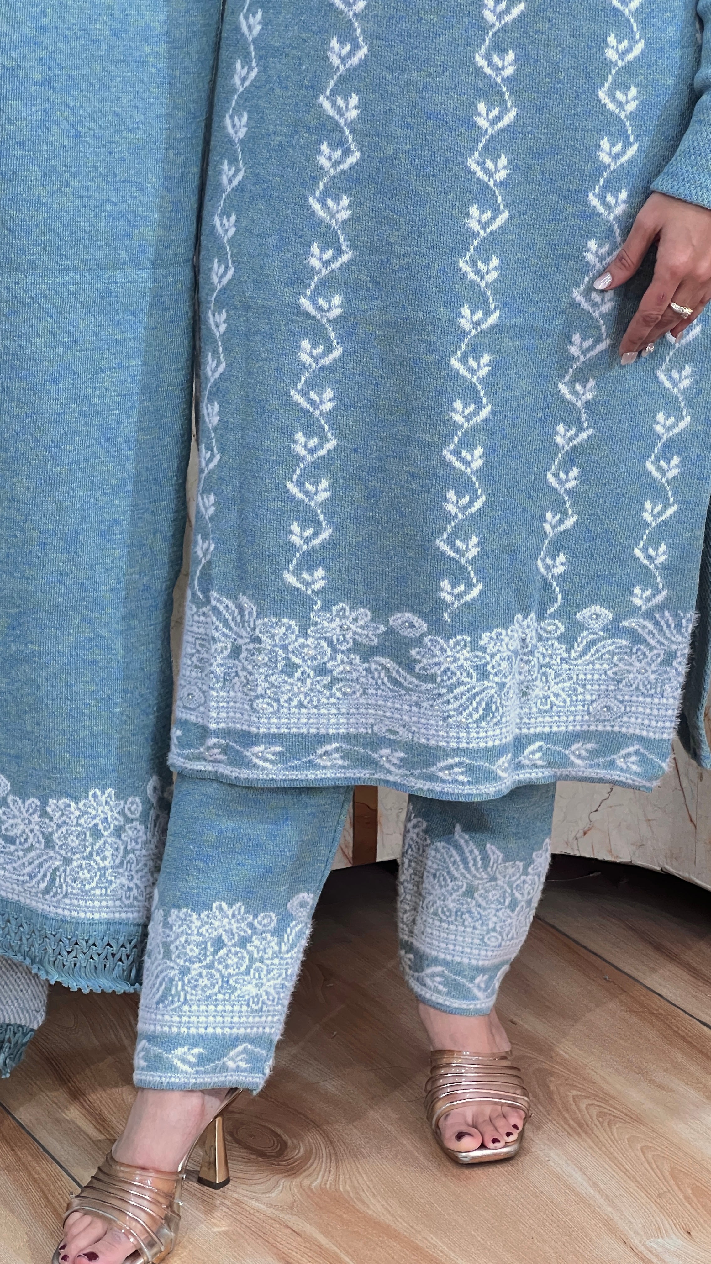 Woolen suit with stole (dc 267)