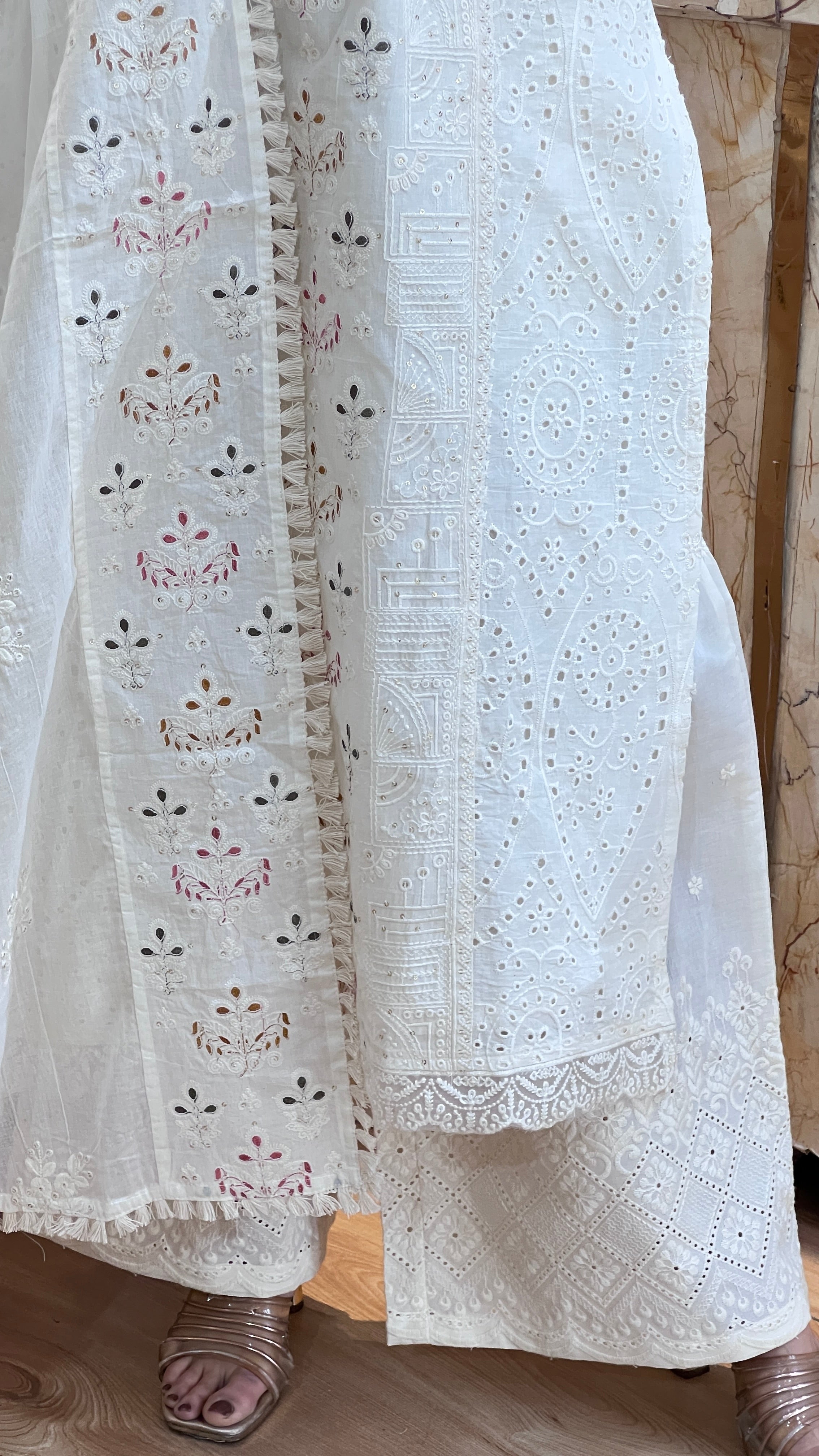Thread embroidered cotton suit ( na 1967 )