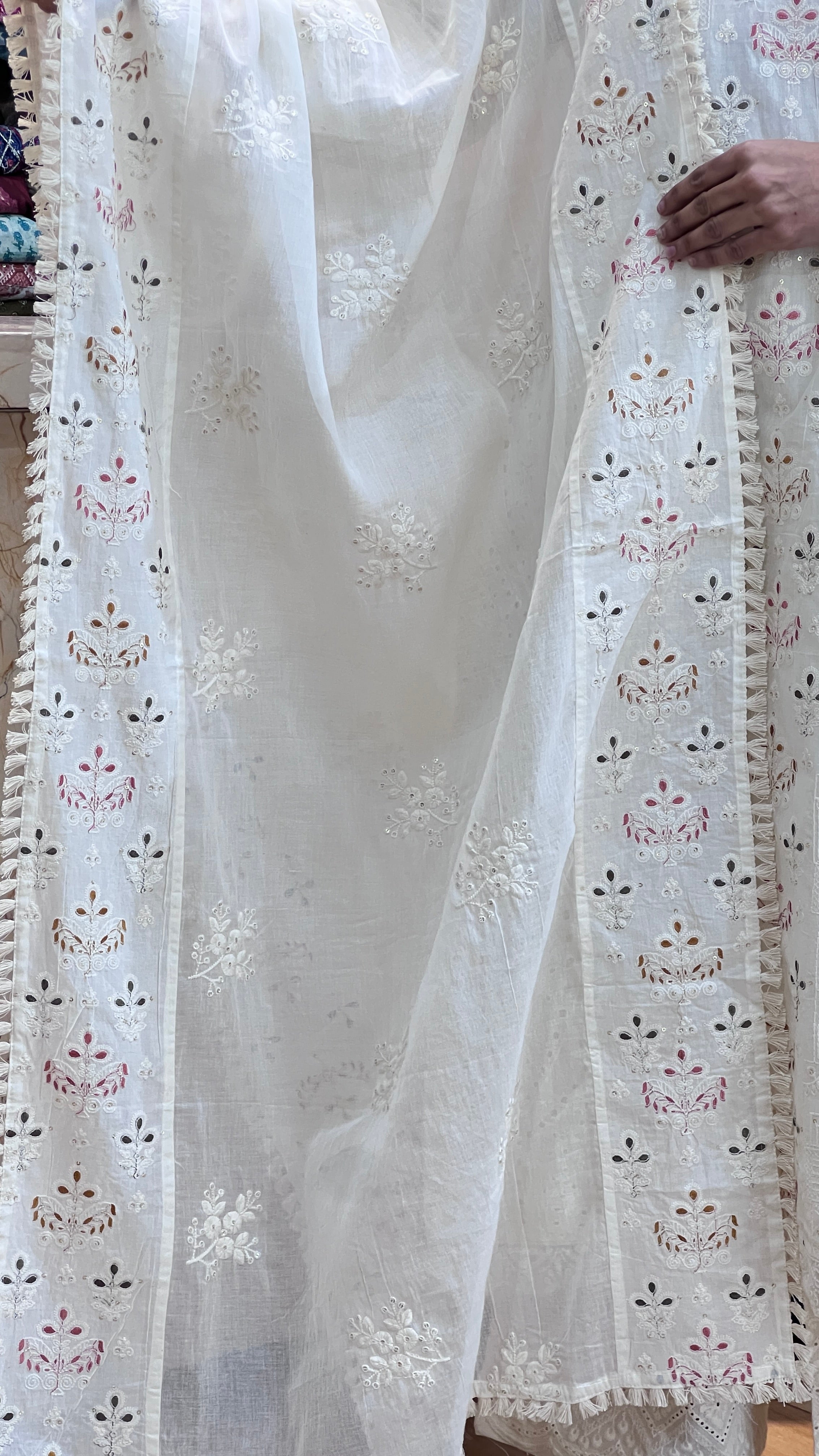 Thread embroidered cotton suit ( na 1967 )