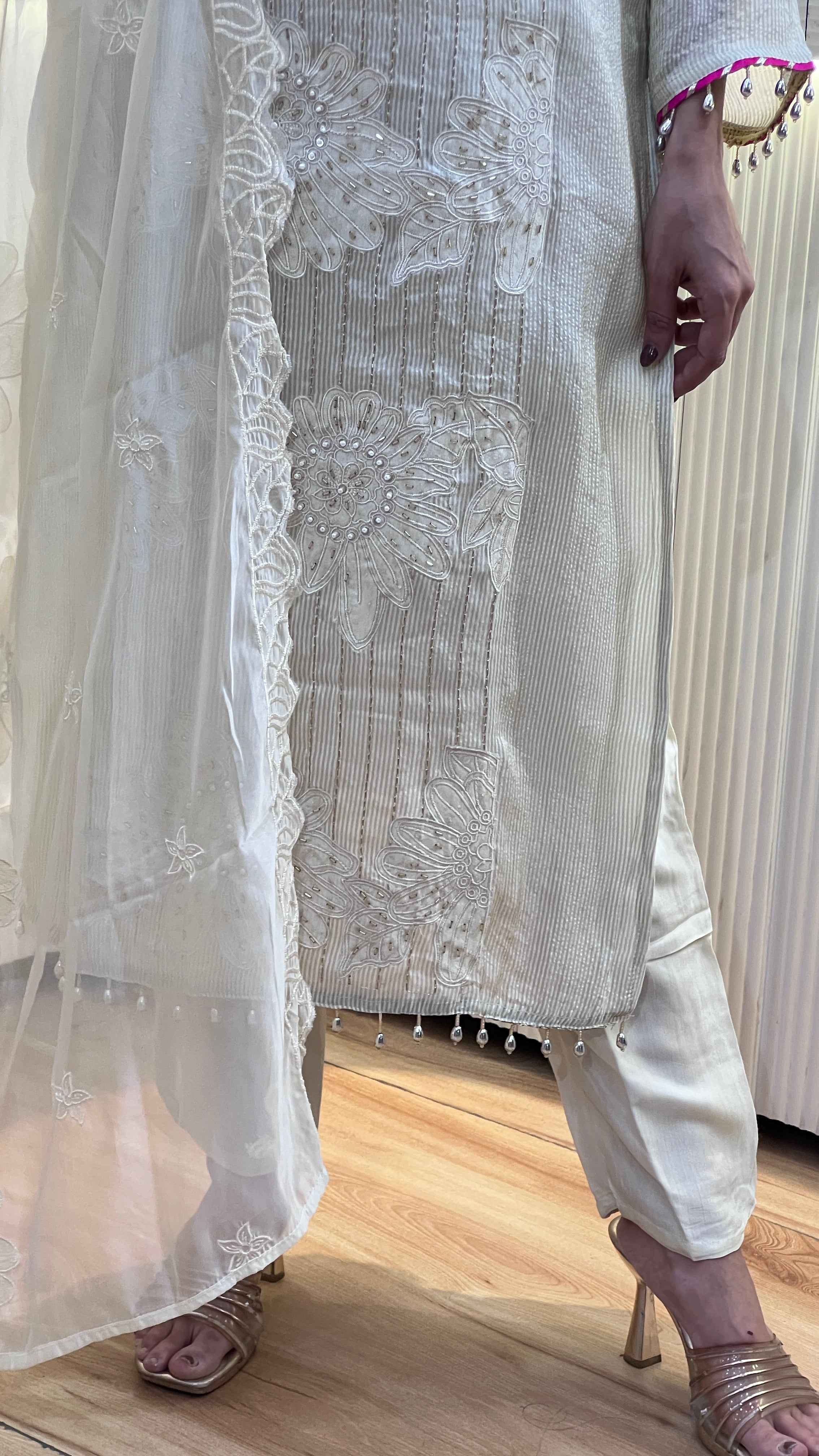 Pure soft tissue embroidered suit ( sdw 667 )