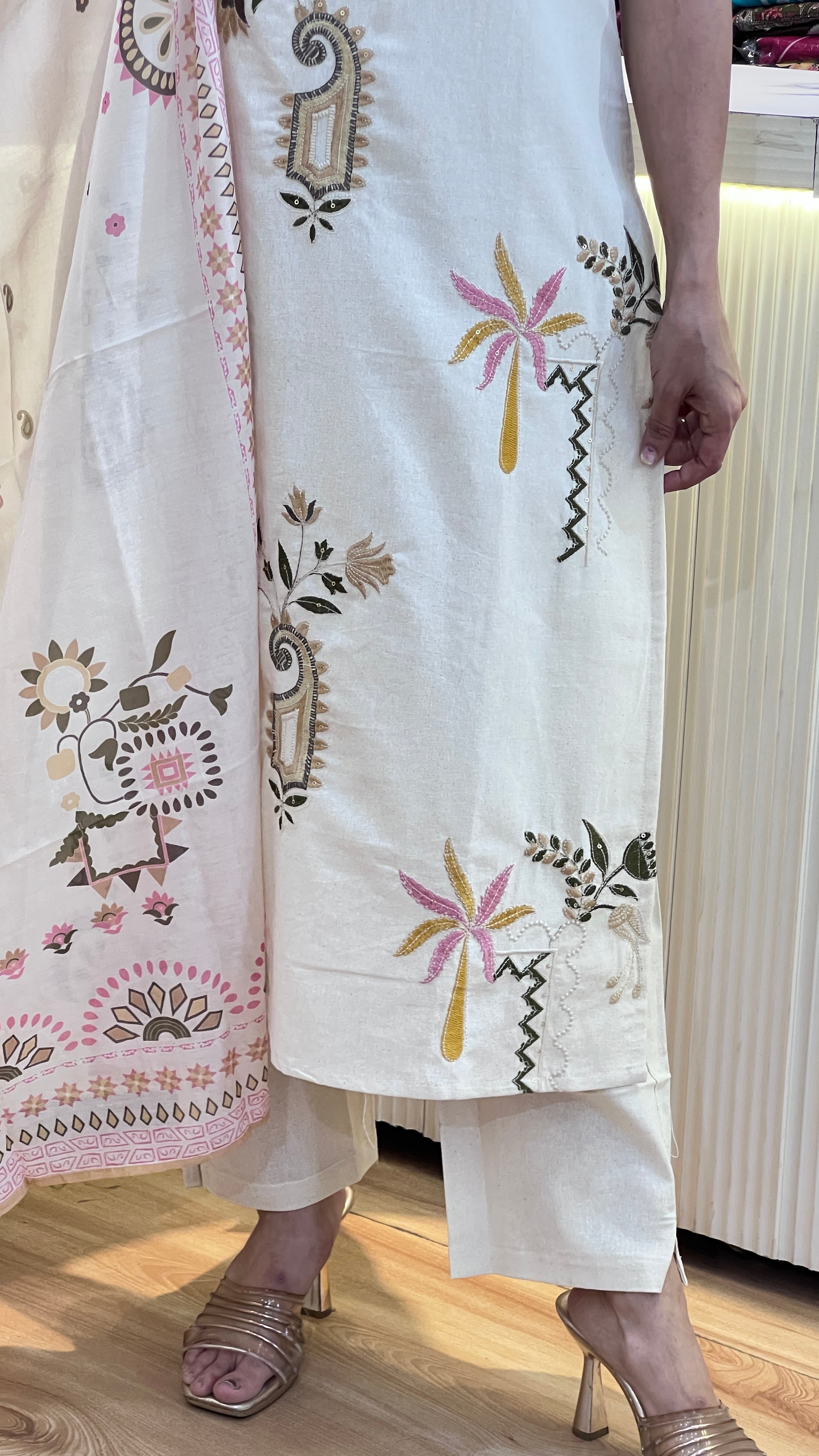 Designer sleeveless embroidered suit ( tj 24367 )