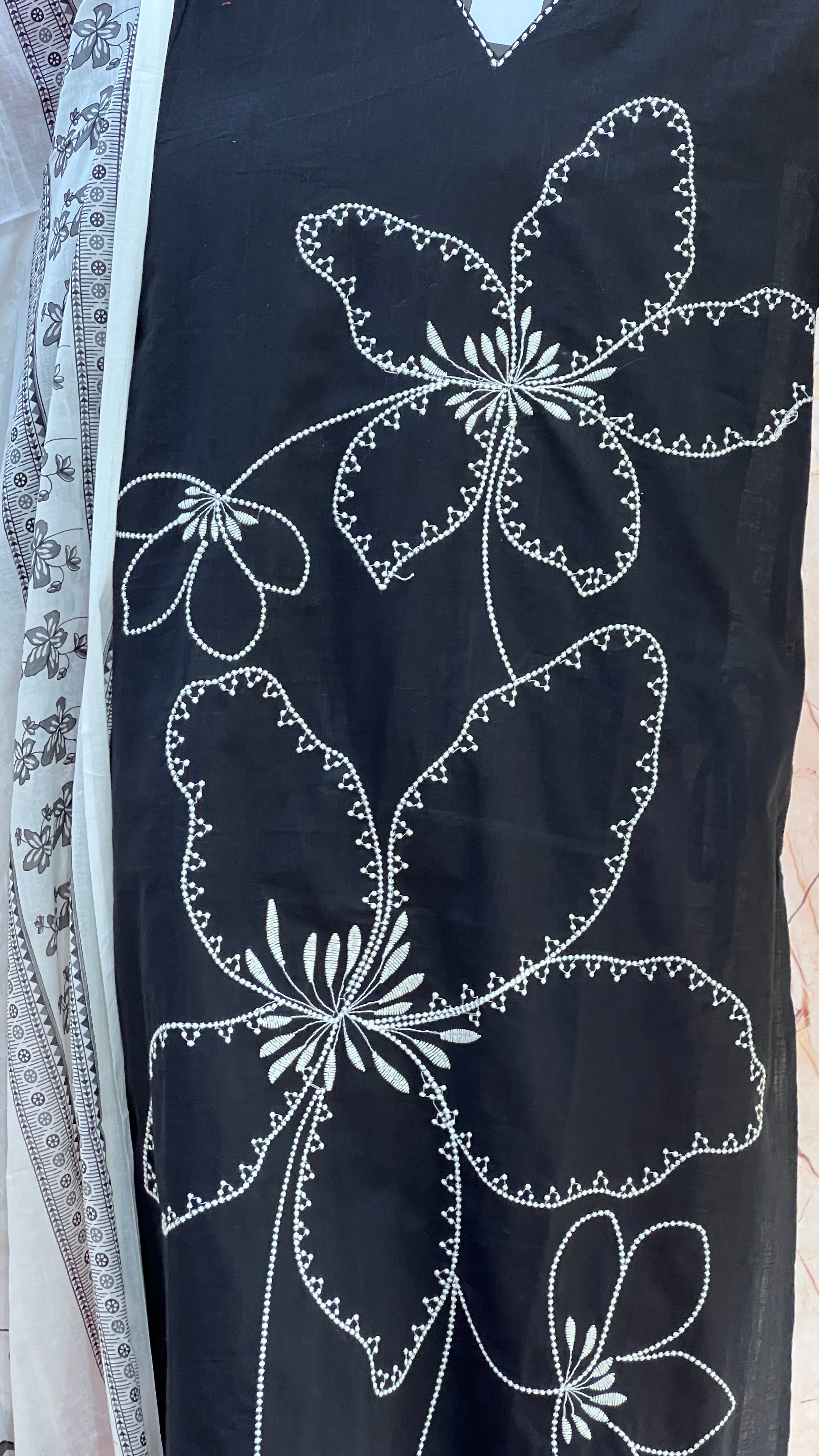 awanvi thread work suit