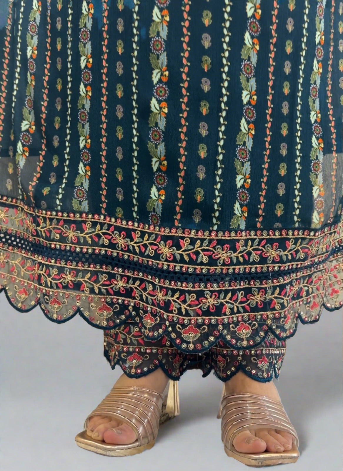 Nayra Pakistani suit