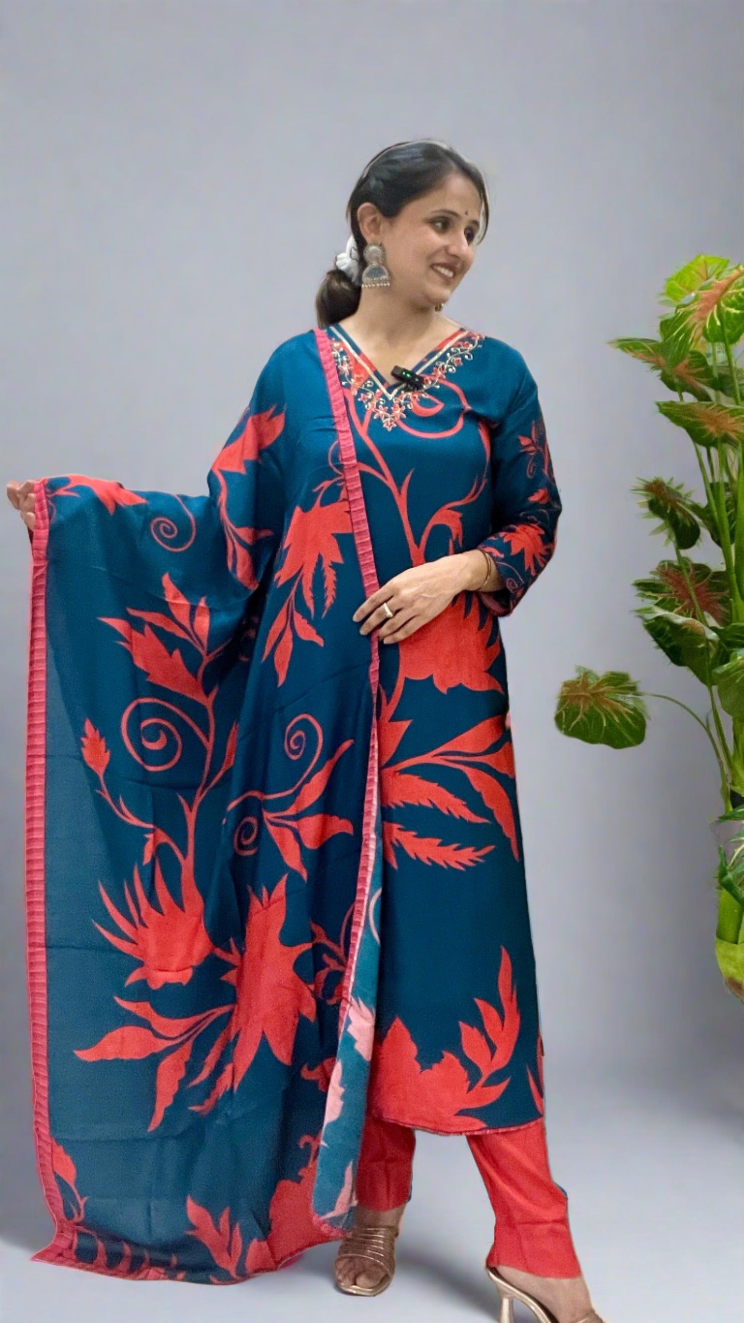 V Neck Sequence Embroidered Suit