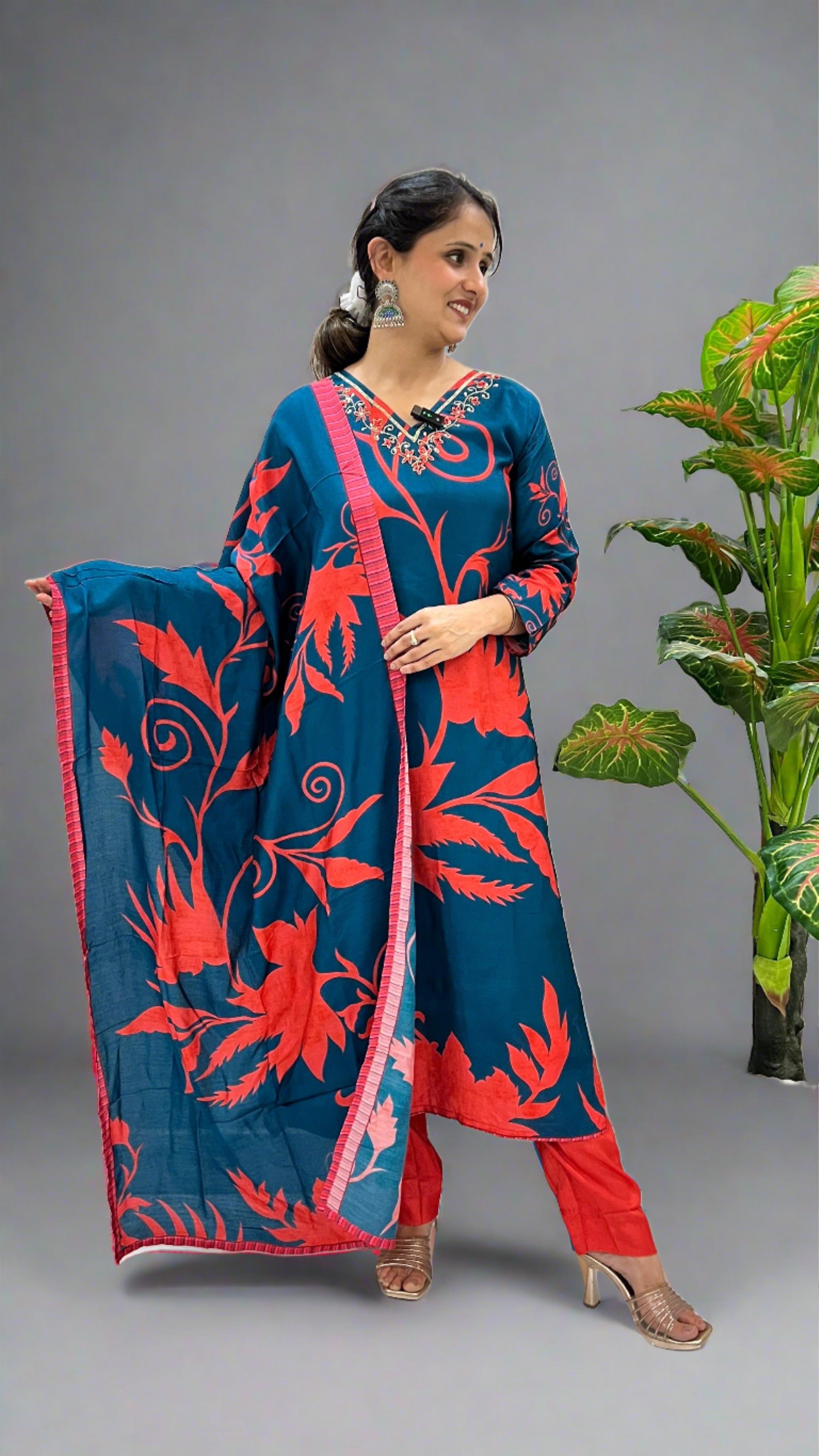 V Neck Sequence Embroidered Suit